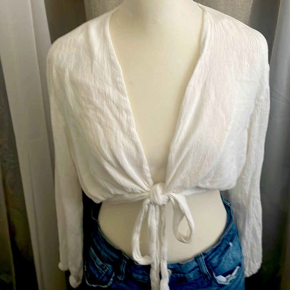New without tags Pree we try and sexy tie front crop shirt. L